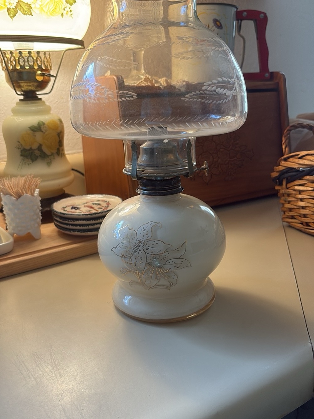 Vintage-Style Cream Floral Table Lamp by